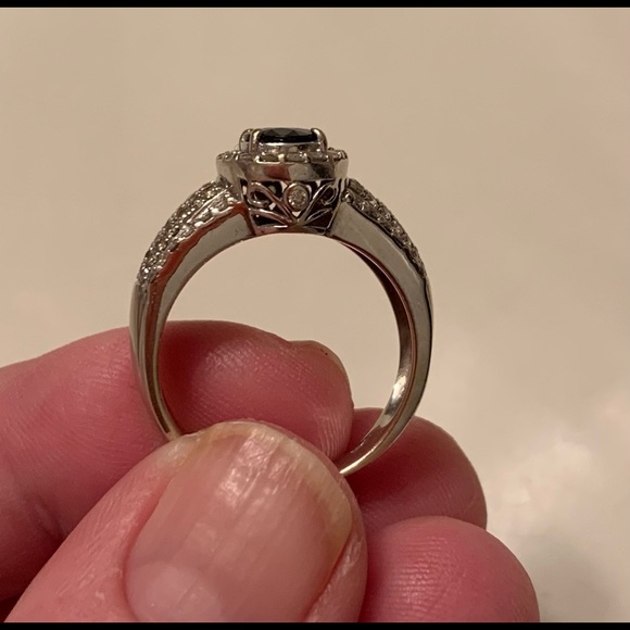 14 KT WHITE GOLD SAPPHIRE & DIAMOND RING - Picture 5 of 8
